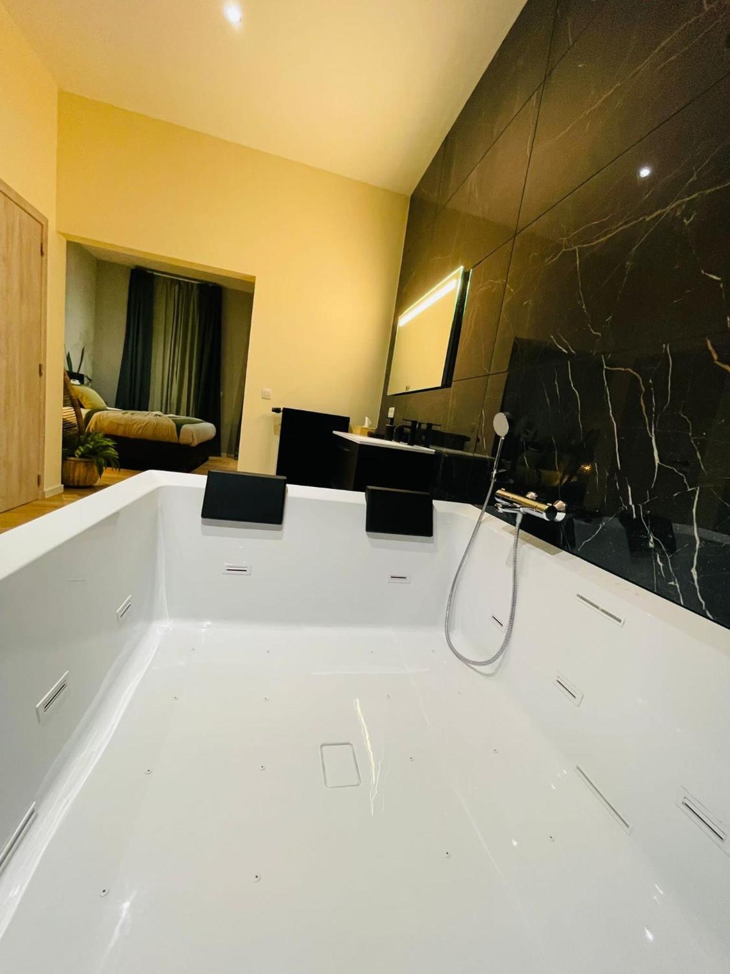 Appartement Exotique Avec Bain Balneo Lüttich Exterior foto