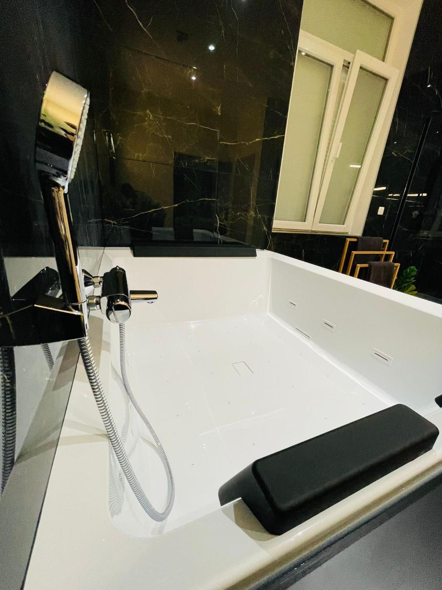 Appartement Exotique Avec Bain Balneo Lüttich Exterior foto